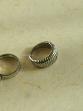 Load image into Gallery viewer, (SALE) Silver Catch Baguette Ring