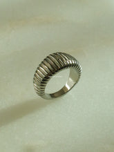 Load image into Gallery viewer, (SALE) Silver Catch Baguette Ring