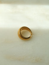 Load image into Gallery viewer, Catch Baguette Ring