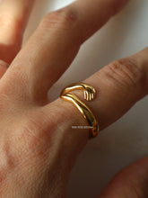 Load image into Gallery viewer, Hug Me Ring