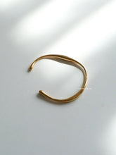 Load image into Gallery viewer, Gold Cloud Twisted Bangle - Waterproof
