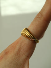 Load image into Gallery viewer, Catch Baguette Ring