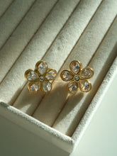 Load image into Gallery viewer, Shi Clove Earrings - Waterproof