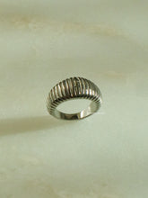 Load image into Gallery viewer, (SALE) Silver Catch Baguette Ring