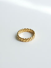 Load image into Gallery viewer, Slim Wave Dome Ring