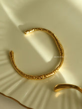 Load image into Gallery viewer, Dara Cuff Bangle - Waterproof
