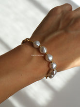 Load image into Gallery viewer, Thick Pearl Gold Chain Bracelet
