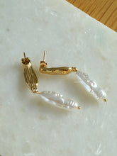 Load image into Gallery viewer, Mamo Pearl Earrings - Waterproof
