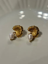 Load image into Gallery viewer, Novelle Pearl Earrings - Waterproof
