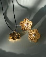 Load image into Gallery viewer, Rosi Rose Necklace - Waterproof
