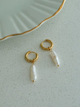 Load image into Gallery viewer, Melton Pearl Earrings - Waterproof
