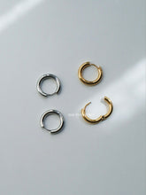 Load image into Gallery viewer, Minimal Round Hoop Earrings (2 Colors, 4 Lengths)
