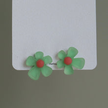 Load image into Gallery viewer, Irregular Green Flower Earring
