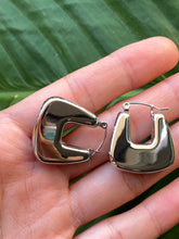 Load image into Gallery viewer, Silver Pouch Earrings
