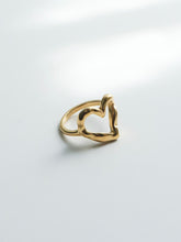 Load image into Gallery viewer, Gold Edge Heart Shape Ring
