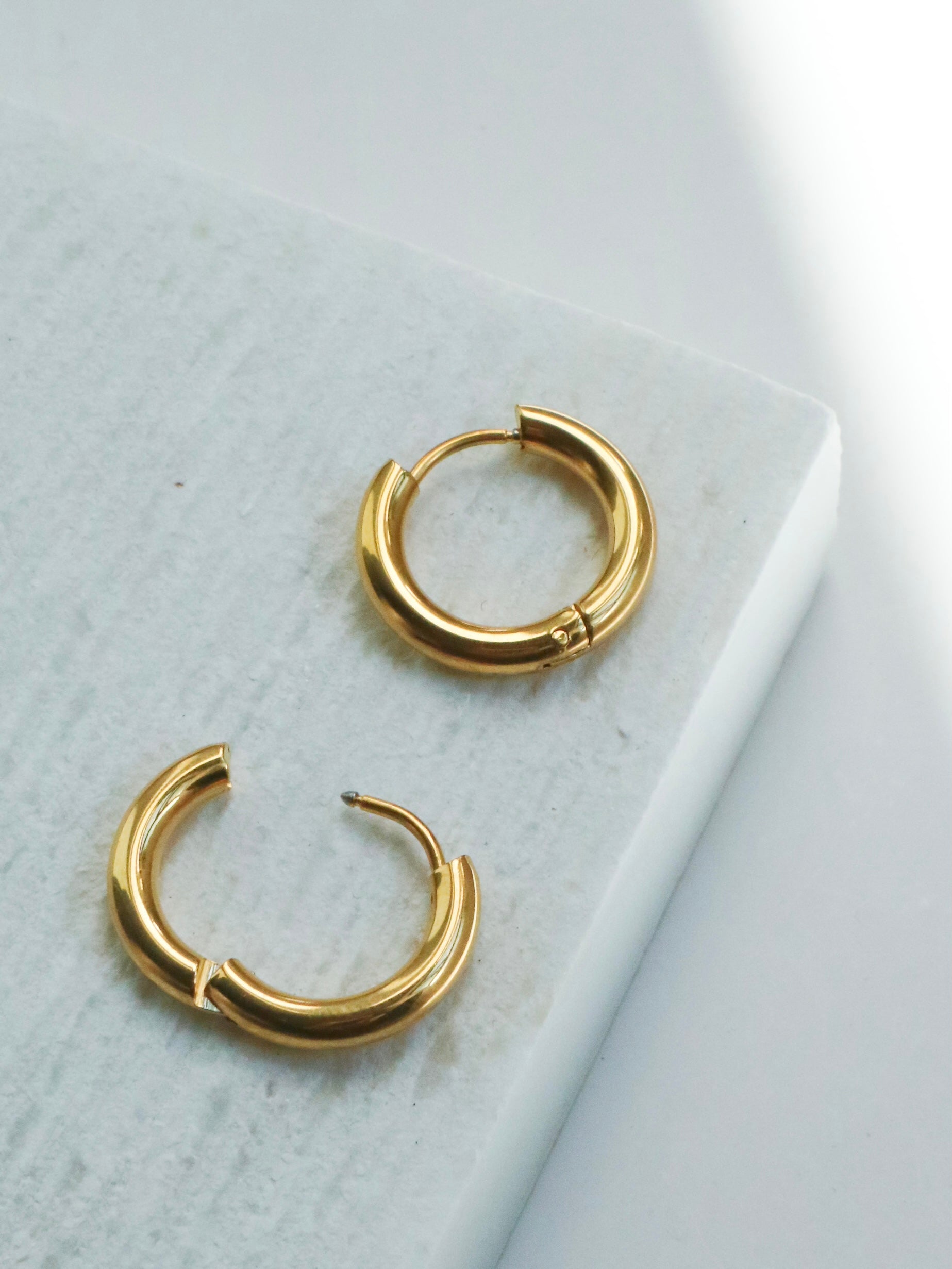 Minimal Round Hoop Earrings (BEST SELLING) – The Fitz Studio