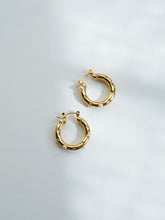 Load image into Gallery viewer, Conan Pearl Earrings - Waterproof
