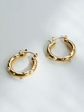 Load image into Gallery viewer, Conan Pearl Earrings - Waterproof
