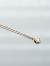 Load image into Gallery viewer, Oval Shell Pendant Necklace
